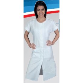   HT 125-ös női köpeny, elöl gombos, ráncolt vállú, gallér nélküli, zsebén csipkével. Fehér színben.