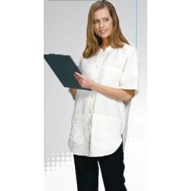   HT 209-es női köpeny, elöl gombos, álló galléros, lekerekített aljú modell, szegőzött dísszel. Szín